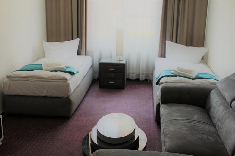 Hostal Check Inn Hotel