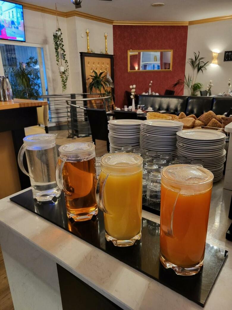 Hostal Check Inn Hotel