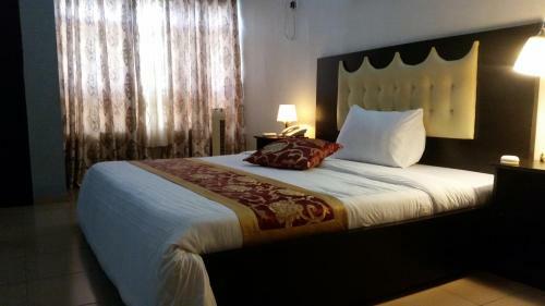 Palais Royale Hotel & Suites