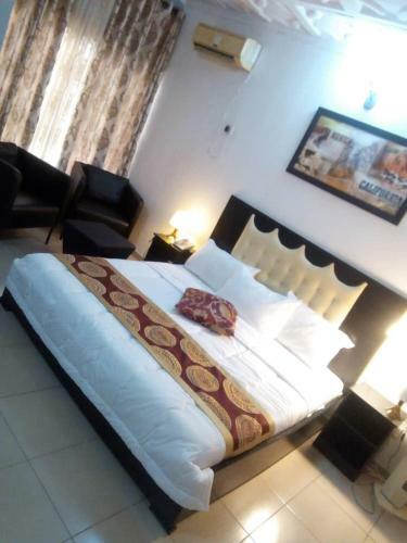 Palais Royale Hotel & Suites