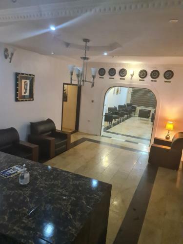 Palais Royale Hotel & Suites