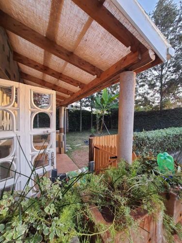 Hostal Enchanting Pallet-themed Olugulu Cottage