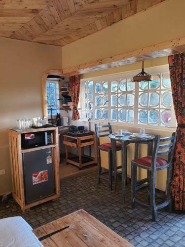 Hostal Enchanting Pallet-themed Olugulu Cottage