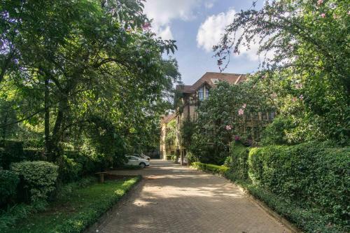 Peaceful, Spacious, Open-plan 2br Apartment Set In Large Mature Garden.