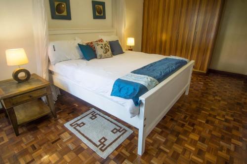 Peaceful, Spacious, Open-plan 2br Apartment Set In Large Mature Garden.