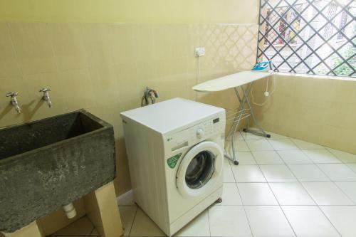 Peaceful, Spacious, Open-plan 2br Apartment Set In Large Mature Garden.