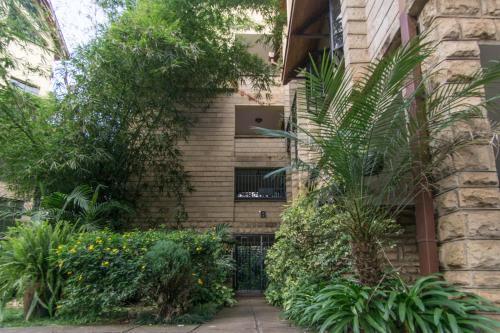 Peaceful, Spacious, Open-plan 2br Apartment Set In Large Mature Garden.