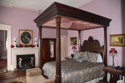 Corners Mansion Inn - A Bed And Breakfast