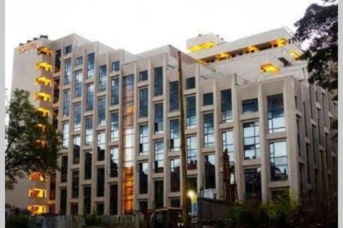 Modern 1 Bedroom Apartment. Elevated Living Royal Suburbs