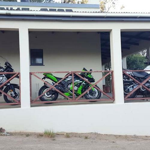 Hostal Monique's Guest House & Bike Stop