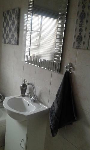Erica's Farrarmere, Benoni Exec 1 Person