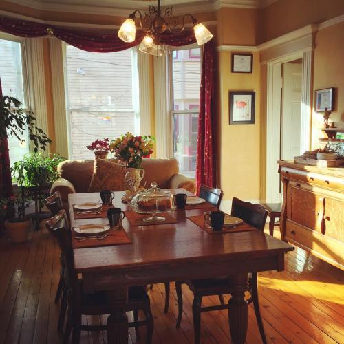 Bed & Breakfast At Wit's Inn
