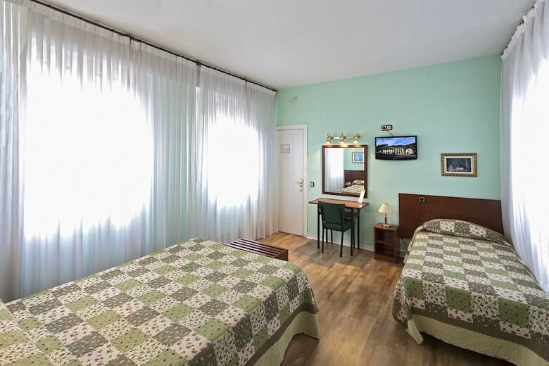 Hostal Bypillow San Mam�s