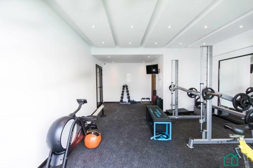 Sunset: Luxury Apartments With Gym In Lac 1