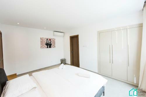 Sunset: Luxury Apartments With Gym In Lac 1