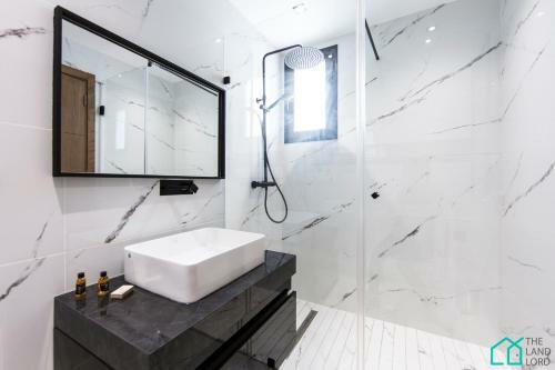 Sunset: Luxury Apartments With Gym In Lac 1