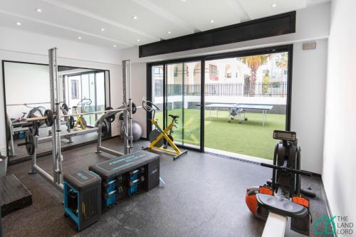 Sunset: Luxury Apartments With Gym In Lac 1