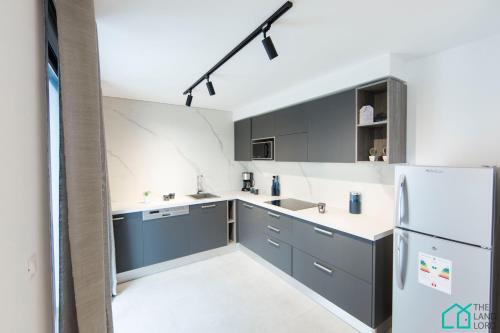 Sunset: Luxury Apartments With Gym In Lac 1