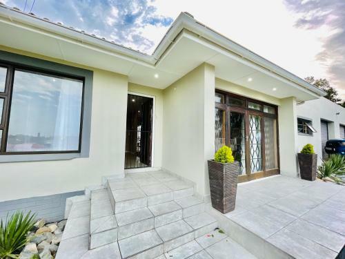 Entire House In Beacon Bay - Golden Location