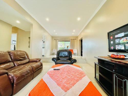 Entire House In Beacon Bay - Golden Location