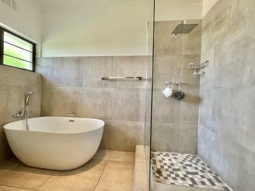 Entire House In Beacon Bay - Golden Location