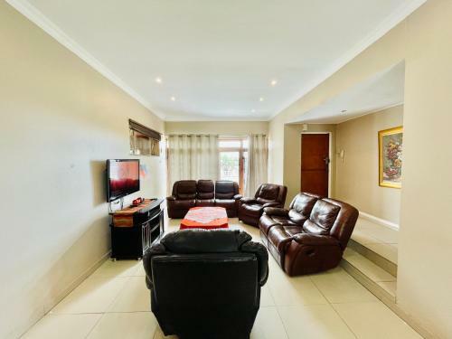 Entire House In Beacon Bay - Golden Location