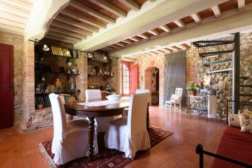 2 Bedrooms House With Shared Pool And Enclosed Garden At Trequanda
