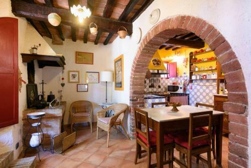 2 Bedrooms House With Shared Pool And Enclosed Garden At Trequanda