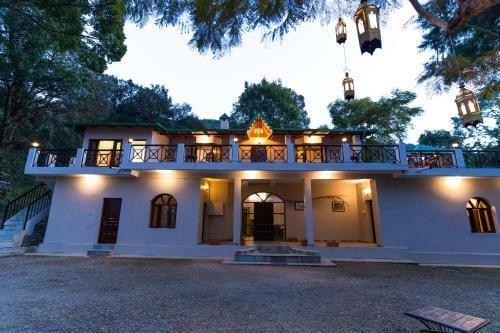 The Camphor Tree Lakefront Jungle Lodge By Earthaa Escapes