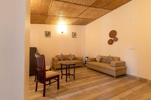The Camphor Tree Lakefront Jungle Lodge By Earthaa Escapes