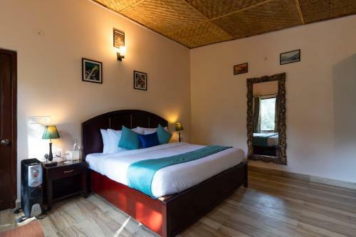 The Camphor Tree Lakefront Jungle Lodge By Earthaa Escapes