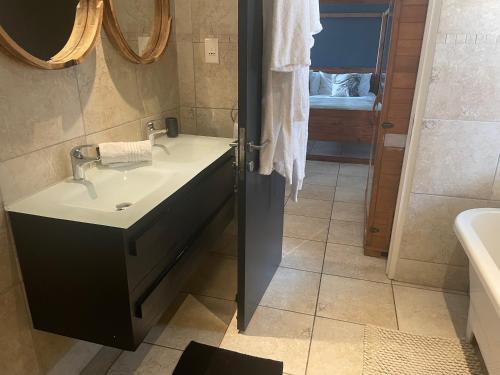 Luxury Beach Front Apartment On Canal - Spacious +