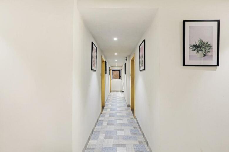 Hotel Townhouse 713 Oasis Yellow Courtyard