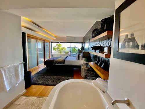 Clifton Yolo Spaces - Clifton Beachfront Executive Apartment