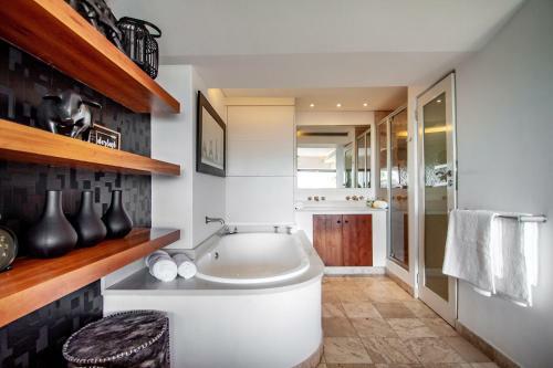 Clifton Yolo Spaces - Clifton Beachfront Executive Apartment