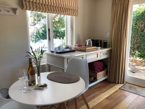 Hostal Guest Suite In Leafy Constantia