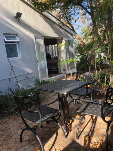 Hostal Guest Suite In Leafy Constantia