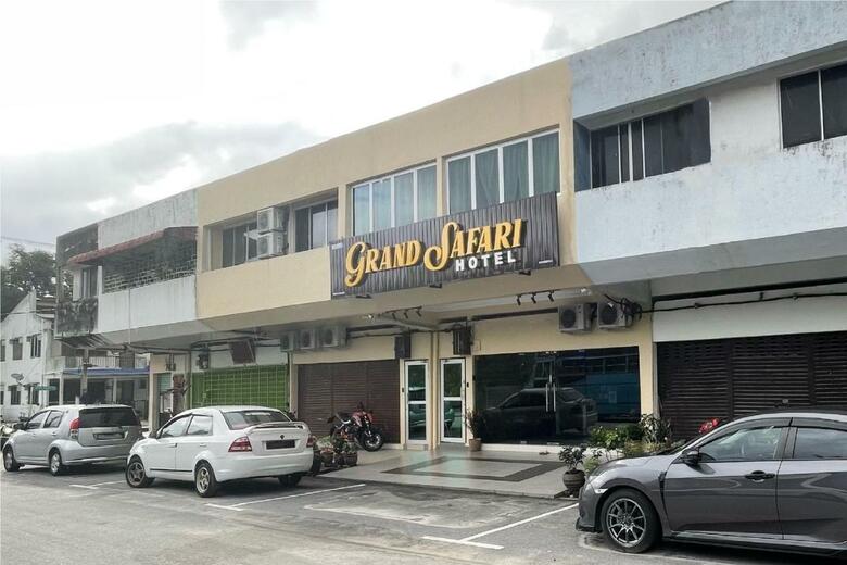 Oyo 90369 Grand Safari Hotel