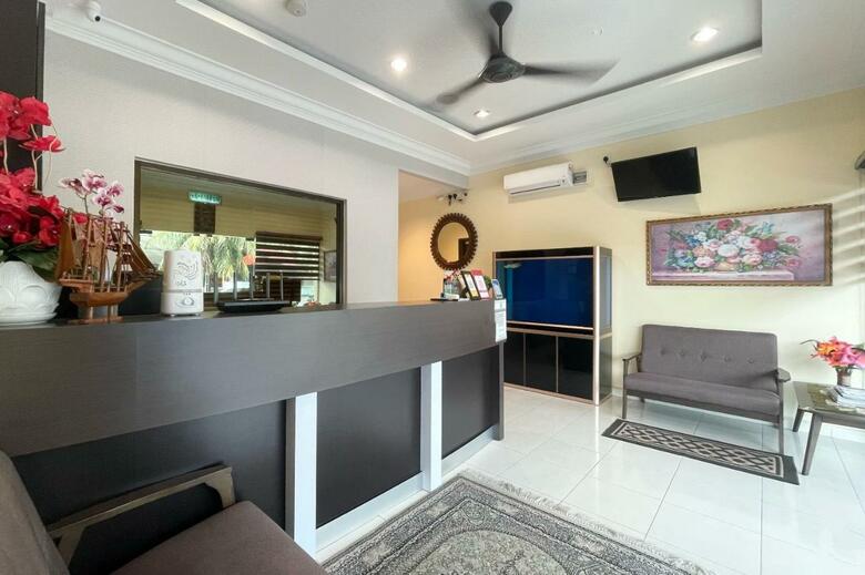Oyo 90369 Grand Safari Hotel