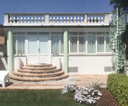 Villa Secret Garden - Suites & Apartments