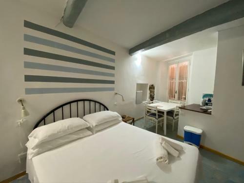 Hostal Carugio Rooms