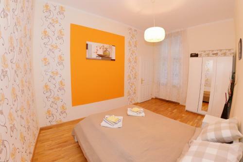 Joe's Apartments - 1010