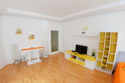 Joe's Apartments - 1010