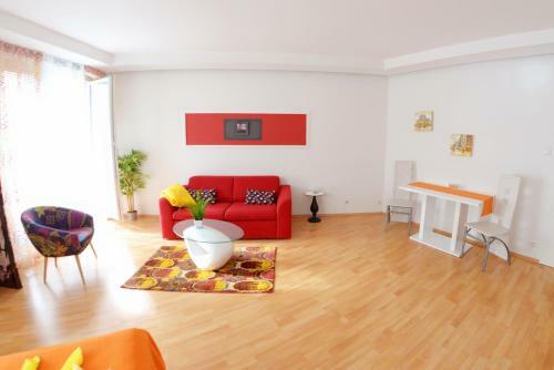 Joe's Apartments - 1010