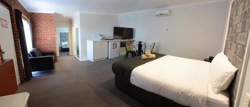 Golden Reef Motor Inn