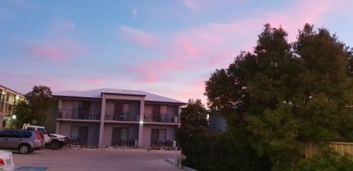 Royal Motel Miles
