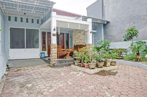 Hotel Spot On 90729 Sekar Guest House Jember