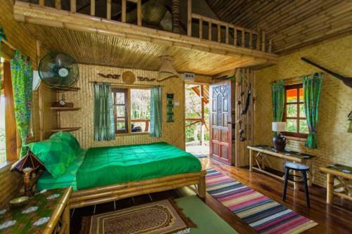 Lake View Treehouse : Treehouse Holidays
