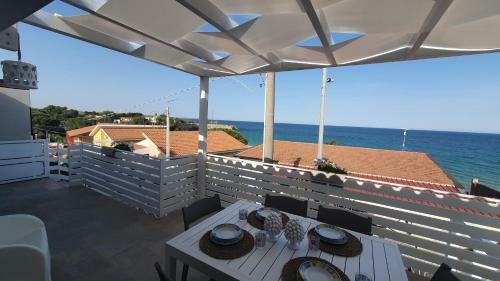 Apartment In A Villa A Stones Throw From The Sea