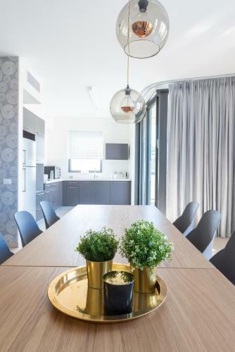 J Tower Residence Boutique - Apartments & Suites